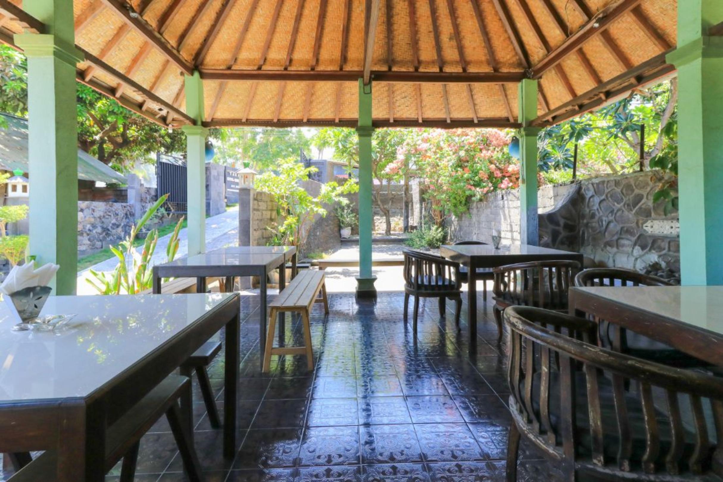 โรงแรมทารา บาร์ แอนด์ เรสโต แอร์ซานิห์ Kubutambahan  ภายนอก รูปภาพ